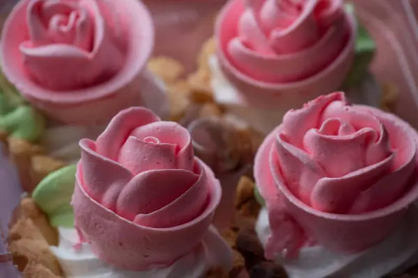 Keranjang Kue Dihiasi Dengan Krim Keju Mawar Ditumpuk Piring Putih — Stok Foto