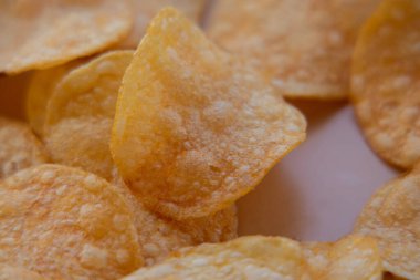 Patates cipsli bir kaseye yakın çekim. Tabakta patates cipsi. Yemek fotoğrafçılığı. Cips makro fotoğraf. Patates yemeği, atıştırmalık.,