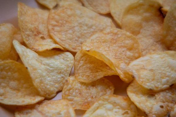 Egy Tál Közelsége Krumpli Chipsszel Burgonyaszirom Egy Tányéron Ételfotózás Chips — Stock Fotó