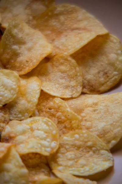 그릇을 클로즈업합니다 감자칩을 접시에 놓는다 Chips Macro Photo — 스톡 사진
