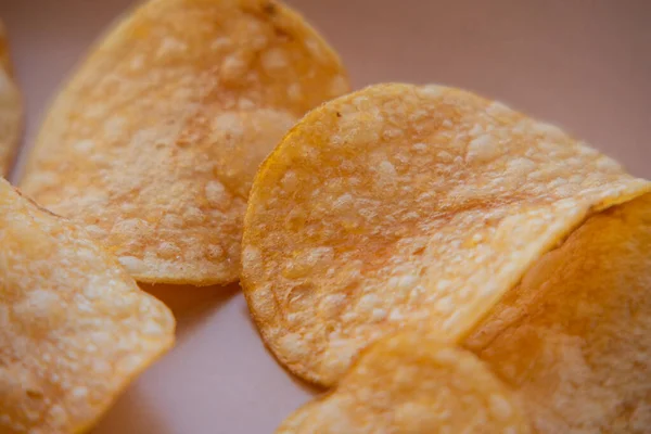 Egy Tál Közelsége Krumpli Chipsszel Burgonyaszirom Egy Tányéron Ételfotózás Chips — Stock Fotó