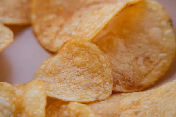 그릇을 클로즈업합니다 감자칩을 접시에 놓는다 Chips Macro Photo — 스톡 사진