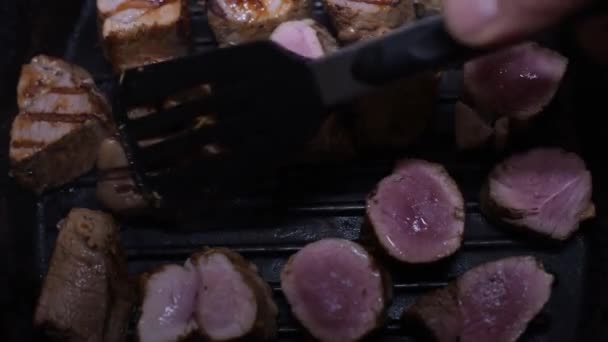 Kızartma Tavasında Biftek Parçaları Tavada Kızarır — Stok video