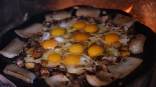 Αυγά Τηγανίζονται Μια Φωτιά Στο Δρόμο Τηγανητά Αυγά Μπέικον Ένα — Αρχείο Βίντεο