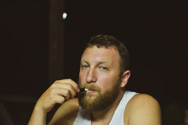 Portrait Jeune Homme Barbu Roux Grincheux Avec Sigaret Horizontal Homme — Photo