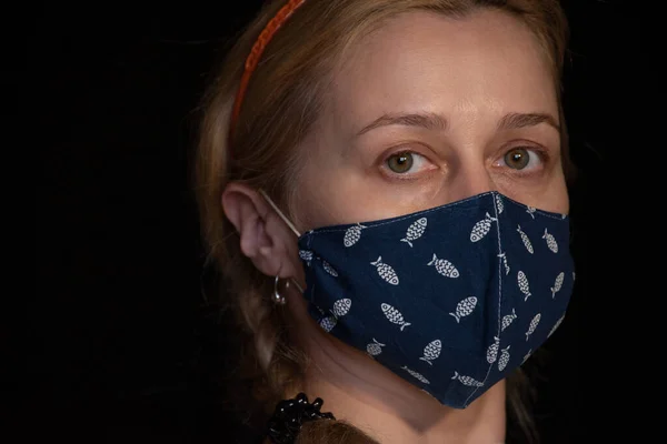 Donna Con Una Maschera Protettiva Giovane Donna Che Indossa Maschera — Foto Stock