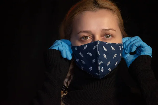 Mujer Con Máscara Protectora Mujer Joven Que Usa Mascarilla Médica —  Fotos de Stock