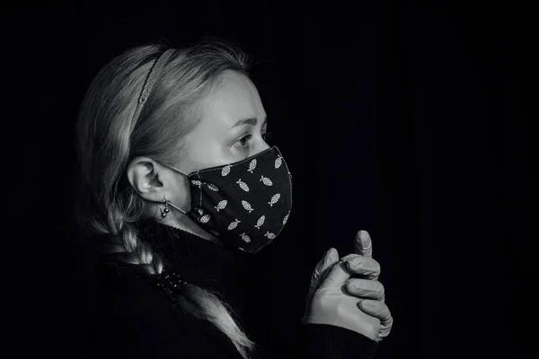 Uma Mulher Com Uma Máscara Protectora Jovem Mulher Vestindo Casa — Fotografia de Stock