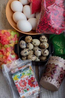 Yumurta boyama ve un pişirme hazırlığı. Tatil konsepti. Paskalya hazırlığı. Bahar tatili yaklaşıyor.