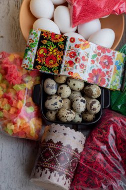 Yumurta boyama ve un pişirme hazırlığı. Tatil konsepti. Paskalya hazırlığı. Bahar tatili yaklaşıyor.