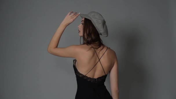 Mulher Jovem Glamourosa Usa Vestido Elegante Posando Com Cabelo Esvoaçante — Vídeo de Stock