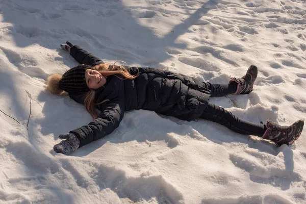 Щаслива Дівчина Лежить Снігу Взимку Дівчина Лежить Снігу Взимку Щаслива — стокове фото