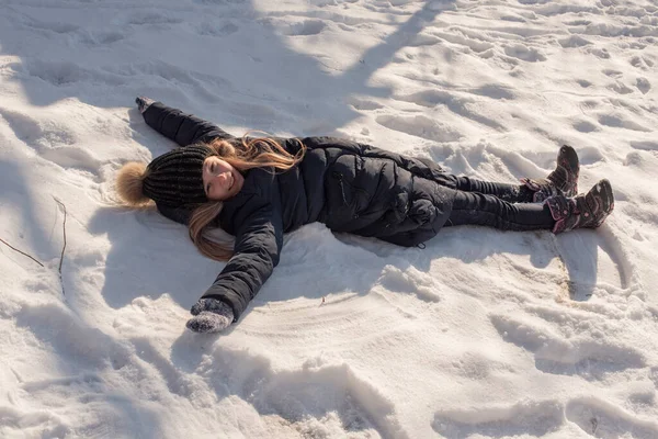 Щаслива Дівчина Лежить Снігу Взимку Дівчина Лежить Снігу Взимку Щаслива — стокове фото