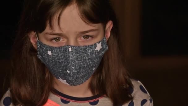 Liten Flicka Skyddande Medicinsk Mask Stanna Hemma Coronavirus Eller Covid — Stockvideo