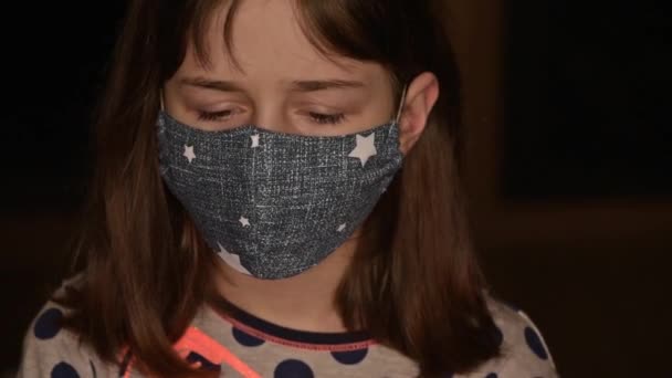 戴防护口罩的小女孩呆在家里Coronavirus或Covid 在家里房间里戴着防护面具的漂亮姑娘 一个戴着医疗面具的小女孩在家里9或10岁的女孩 — 图库视频影像