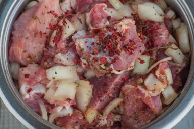 Kebap. Domuz eti ve doğranmış soğan. Yakın plan çekilmiş. Barbeküde soğanlı domuz eti dilimlenmiş. Baharatlı çiğ domuz eti, salamura et. Et yemeği hazırlığı için hazırlık.