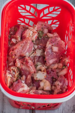 Kebap. Domuz eti ve doğranmış soğan. Yakın plan çekilmiş. Barbeküde soğanlı domuz eti dilimlenmiş. Baharatlı çiğ domuz eti, salamura et. Et yemeği hazırlığı için hazırlık.