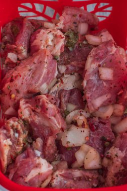 Kebap. Domuz eti ve doğranmış soğan. Yakın plan çekilmiş. Barbeküde soğanlı domuz eti dilimlenmiş. Baharatlı çiğ domuz eti, salamura et. Et yemeği hazırlığı için hazırlık.