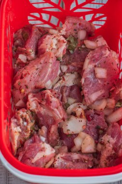 Kebap. Domuz eti ve doğranmış soğan. Yakın plan çekilmiş. Barbeküde soğanlı domuz eti dilimlenmiş. Baharatlı çiğ domuz eti, salamura et. Et yemeği hazırlığı için hazırlık.