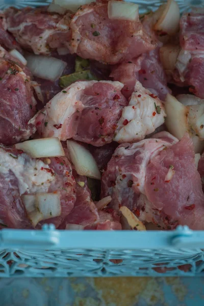 Kebab Trozos Cerdo Cebolla Picada Fotografiado Cerca Cerdo Picado Trozos —  Fotos de Stock