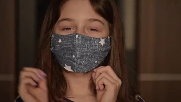 Menina Máscara Médica Protetora Fica Casa Coronavírus Covid Menina Bonito — Vídeo de Stock