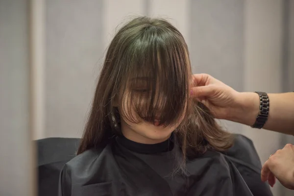 发廊的概念 女孩砰的一声在美容院 理发店里的小孩剪头发 — 图库照片