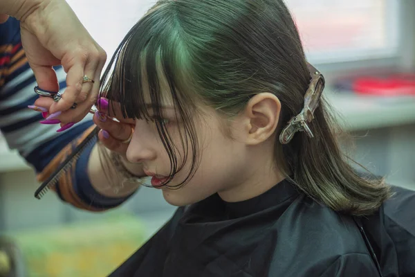 Koncepcja Salonu Piękności Mała Dziewczynka Obcięła Grzywkę Fryzjera Obcinanie Włosów — Zdjęcie stockowe