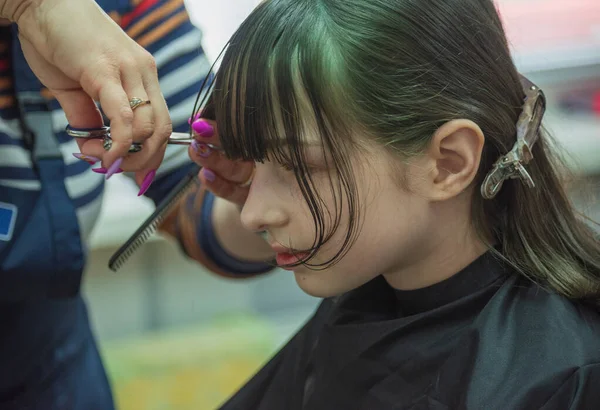 Conceito Salão Beleza Menina Cortou Franja Cabeleireiro Corte Cabelo Menina — Fotografia de Stock