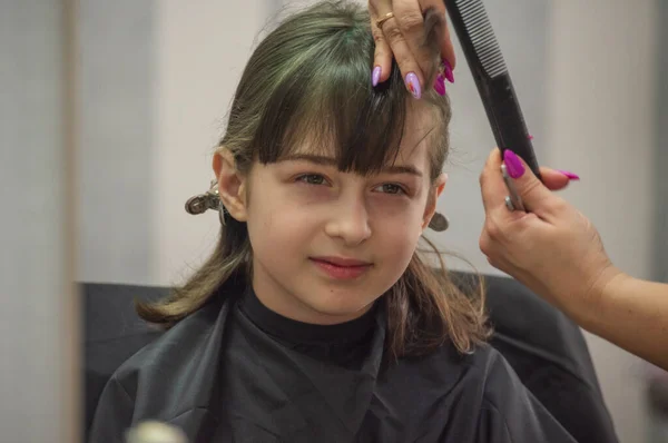 美容院概念 小女孩在理发店剪刘海 剪头发 9岁的女孩在美容院 Teenager — 图库照片