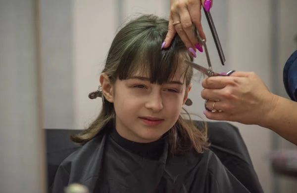 Conceito Salão Beleza Menina Cortou Franja Cabeleireiro Corte Cabelo Menina — Fotografia de Stock