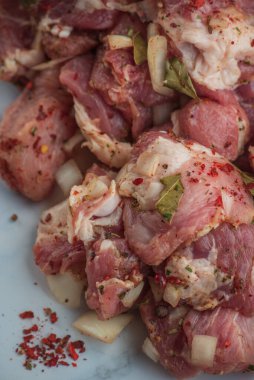 Kebap. Domuz eti ve doğranmış soğan. Yakın plan çekilmiş. Barbeküde soğanlı domuz eti dilimlenmiş. Baharatlı çiğ domuz eti, salamura et. Et yemeği hazırlığı için hazırlık.