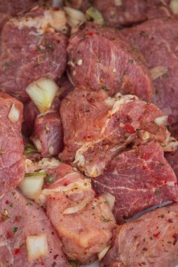 Kebap. Domuz eti ve doğranmış soğan. Yakın plan çekilmiş. Barbeküde soğanlı domuz eti dilimlenmiş. Baharatlı çiğ domuz eti, salamura et. Et yemeği hazırlığı için hazırlık.