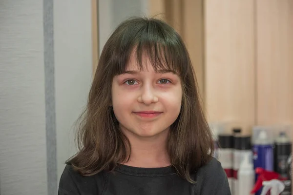 Retrato Uma Menina Menina Anos Menina Depois Cortar Franja Salão — Fotografia de Stock