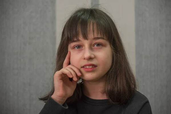 少女の肖像画だ 9歳の少女 美容室で前髪を切った後の女の子 10代の肖像画 — ストック写真