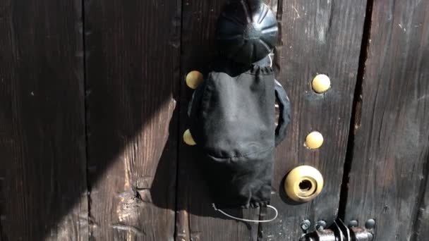 Yapımı Siyah Maske Bir Evin Kapı Kolunda Asılı Dış Kapıda — Stok video