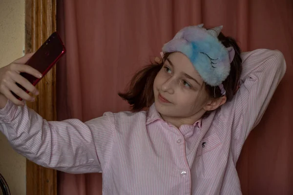 Menschen Und Freizeitkonzept Mädchen Macht Selfie Roter Jacke Jähriges Mädchen — Stockfoto