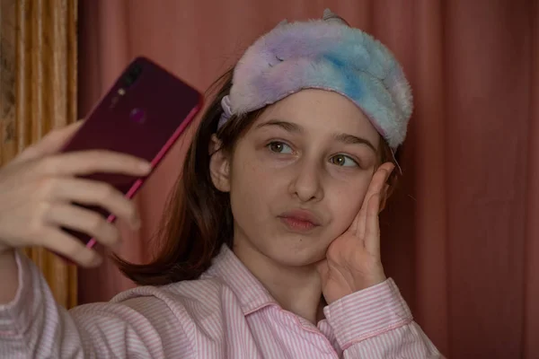 Pessoas Conceito Lazer Rapariga Faz Selfie Com Casaco Vermelho Menina — Fotografia de Stock