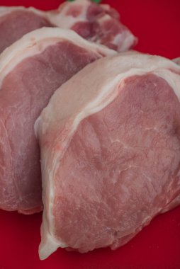 Taze et. Tahtada çiğ domuz eti var. Domuz pirzolası, et