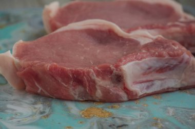 Taze et. Tahtada çiğ domuz eti var. Domuz pirzolası, et