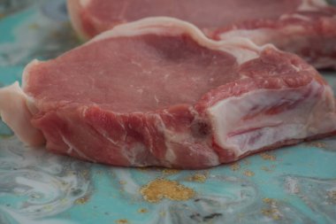 Taze et. Tahtada çiğ domuz eti var. Domuz pirzolası, et