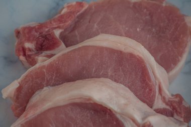 Taze et. Tahtada çiğ domuz eti var. Domuz pirzolası, et