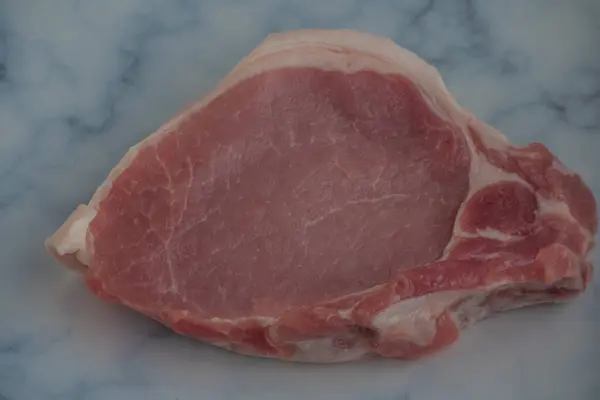 소고기 돼지고기 스테이크가 보드에 있습니다 돼지고기 — 스톡 사진