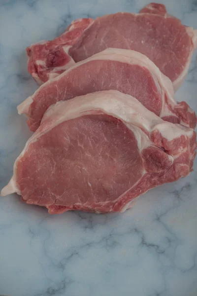 Свежая Говядина Сырые Свиные Стейки Доске Свиные Отбивные Мясо — стоковое фото