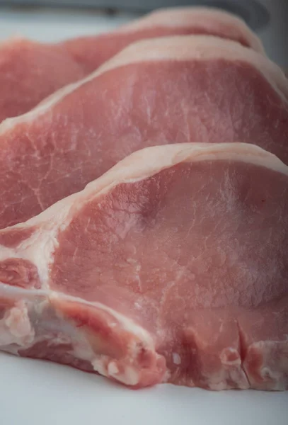 Свежая Говядина Сырые Свиные Стейки Доске Свиные Отбивные Мясо — стоковое фото