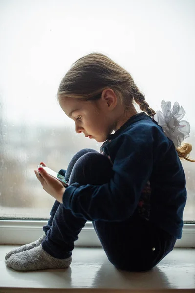 Schöne Süße Kaukasische Weibchen Sitzen Auf Der Fensterbank Ein Kleines — Stockfoto