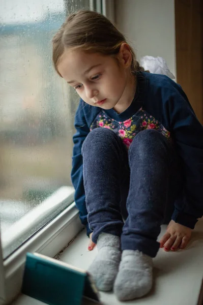 Gyönyörű Aranyos Kaukázusi Lány Aki Ablakpárkányon Egy Kislány Ablakpárkányon Belenéz — Stock Fotó