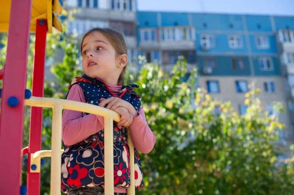 Schattig Mooi Klein Meisje Een Speelplaats Klein Meisje Speelplaats Leuk — Stockfoto