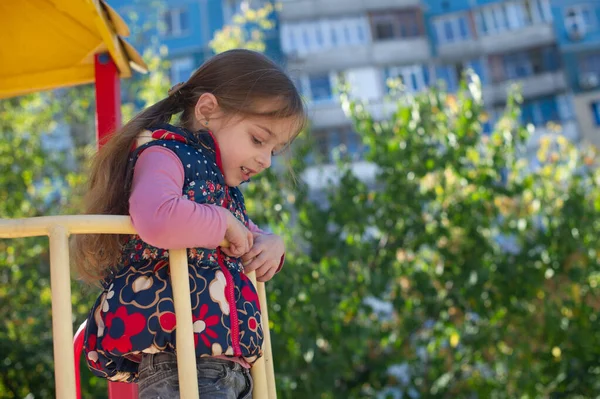 Schattig Mooi Klein Meisje Een Speelplaats Klein Meisje Speelplaats Leuk — Stockfoto