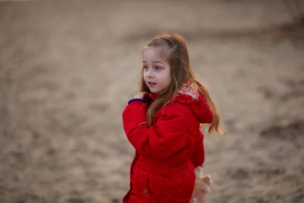 샌디는 저녁해 해변을 끝에서 재킷을 빈티지요 자켓을 소녀가 걷습니다 초상화 — 스톡 사진