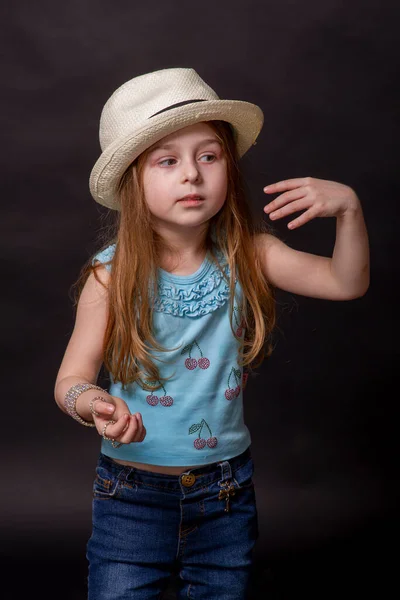 Красива Дівчина Робить Різні Вирази Руки Підняті Маленька Дівчинка Чорному — стокове фото